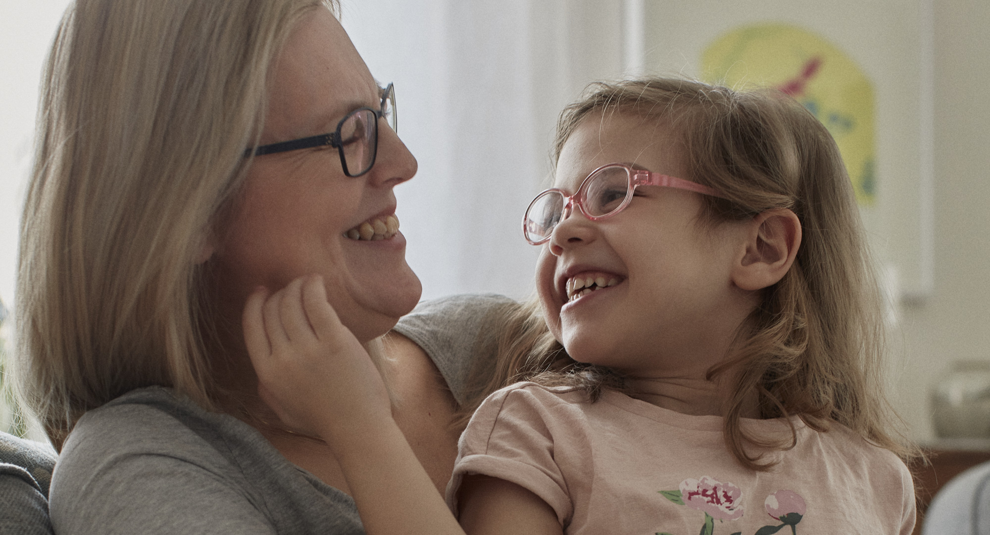 Eliora och hennes mamma som har typ 1-diabetes sitter i soffan