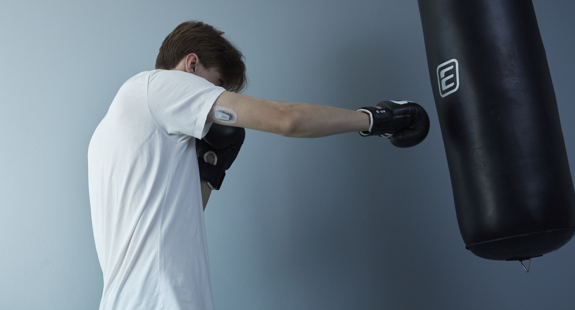 Adam slår på boxningssäck