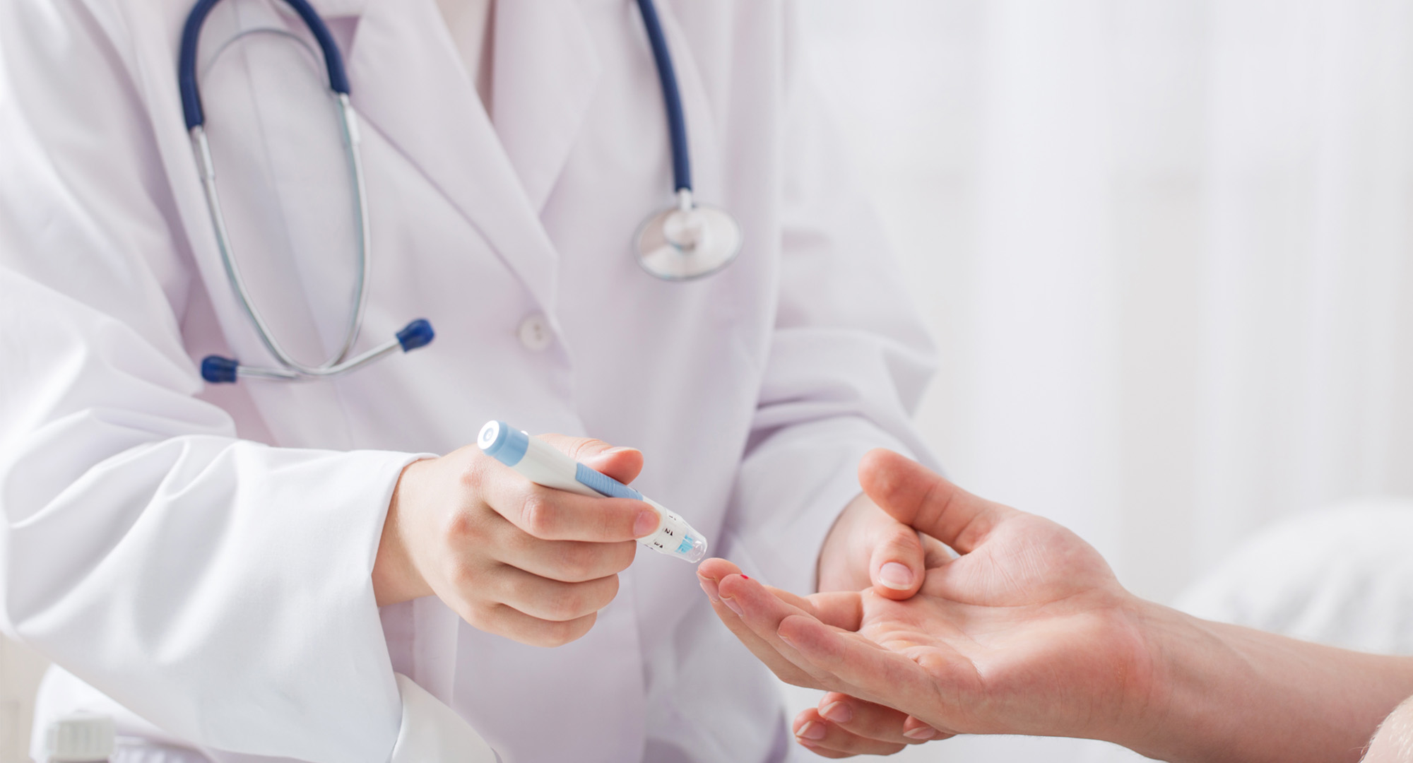 Kapillärt blodprov på patient för fastställa diagnos