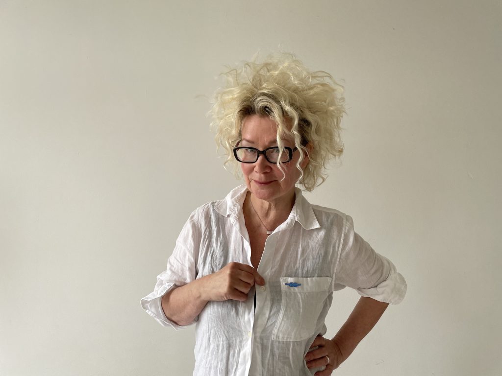 Karin Mannerstål har designat blå knuten pin för barndiabetesfonden