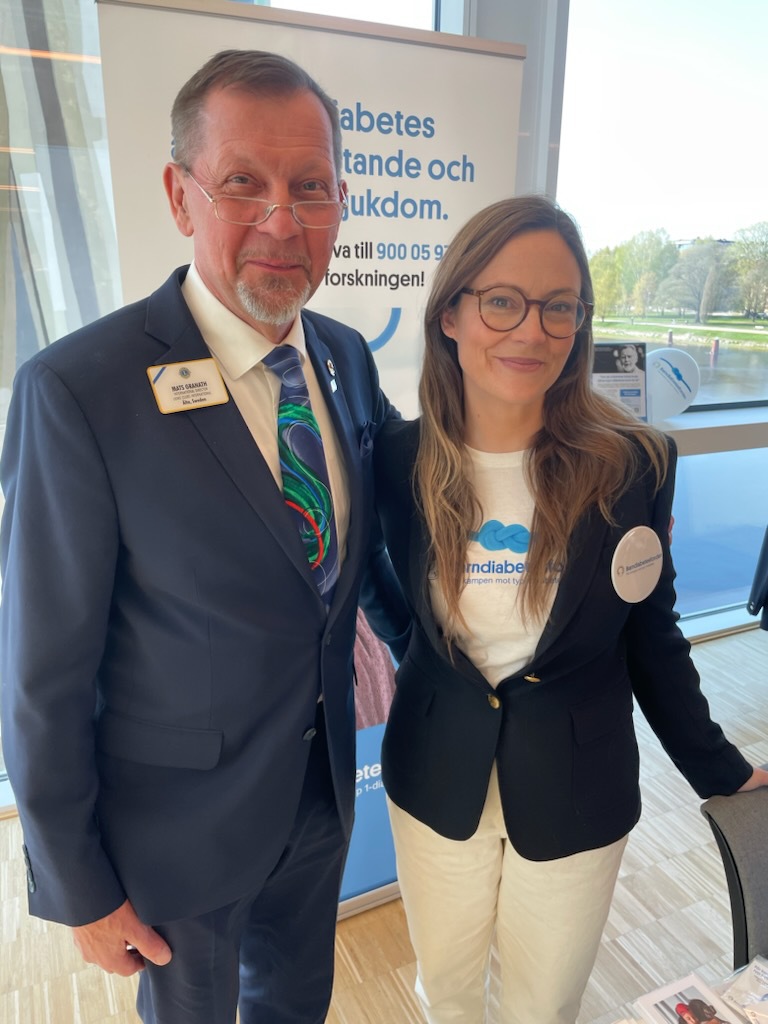 Mats Granath från Lions och Åsa Laulajainen från Barndiabetesfonden
