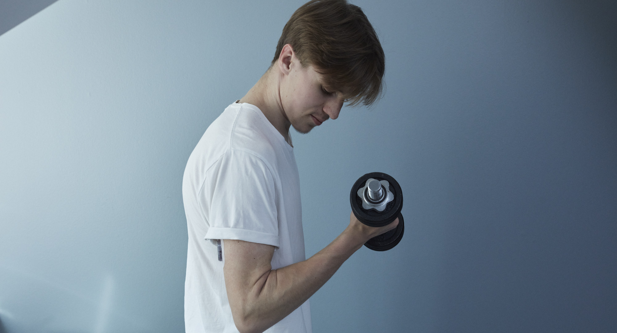 Adam lyfter en hantel