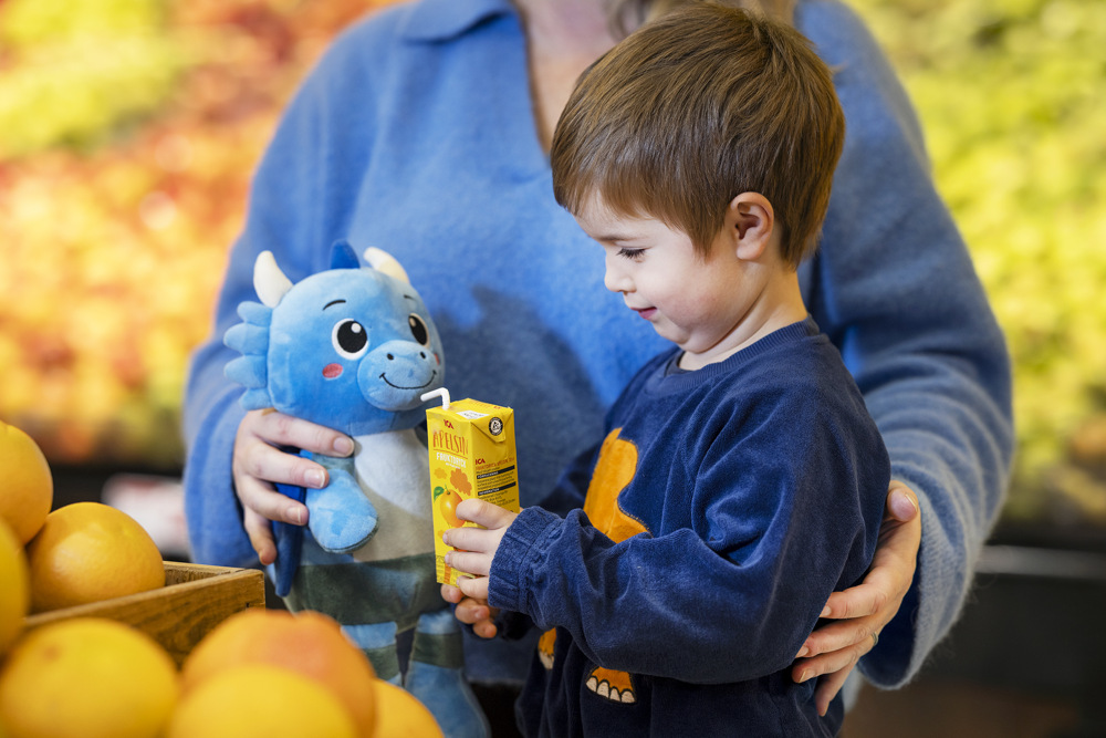 Pojke ger draken Milli jos.